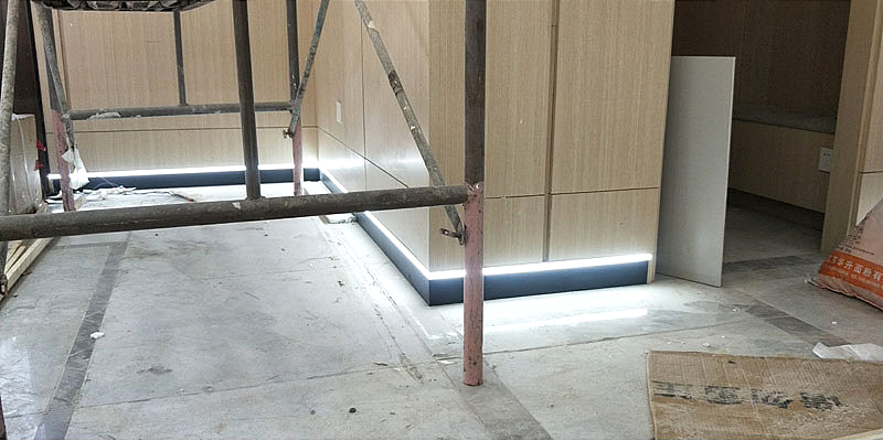 v&aacute;n ch&acirc;n tường c&oacute; dải đ&egrave;n led