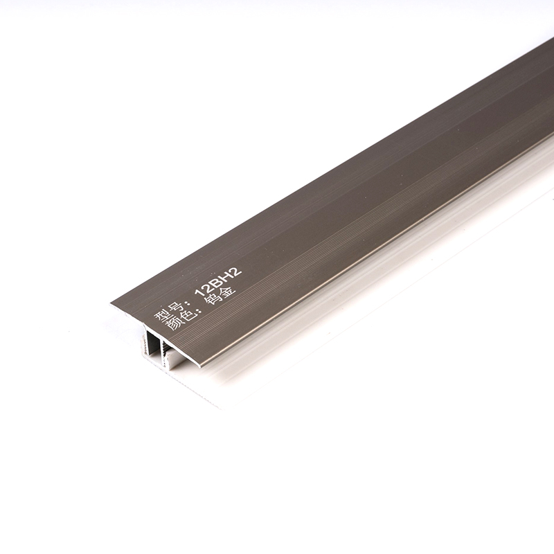 Trang tr&iacute; mũi cầu thang bằng gạch t&ugrave;y chỉnh