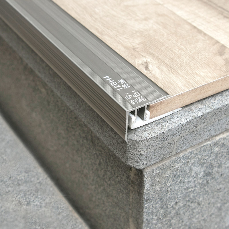 Viền gạch nội thất cầu thang