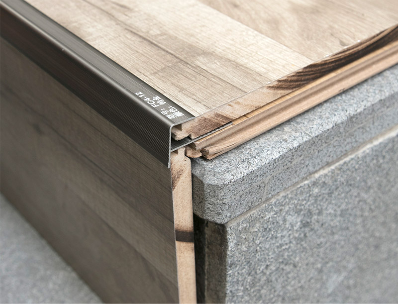 Nẹp mũi cầu thang phong c&aacute;ch hiện đại