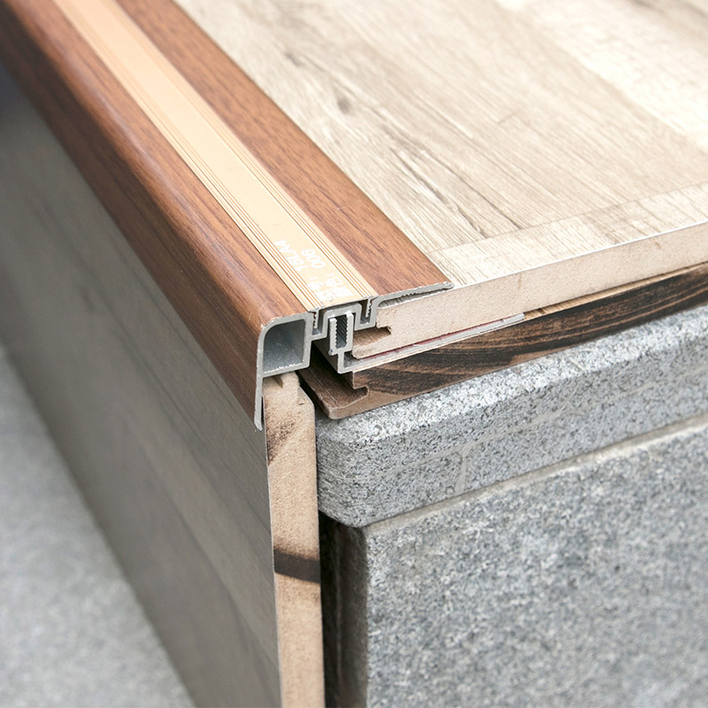 Gạch ốp viền cầu thang nội thất