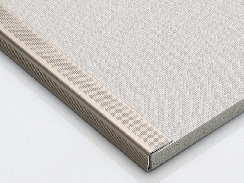 S&agrave;n gỗ d&aacute;n cạnh vu&ocirc;ng