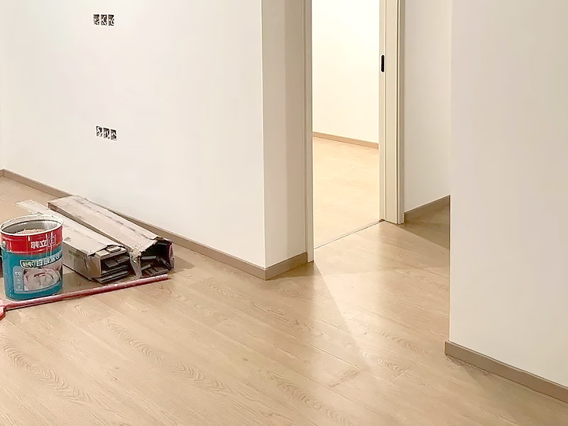 Sàn gỗ có nên phù hợp với ván chân tường?