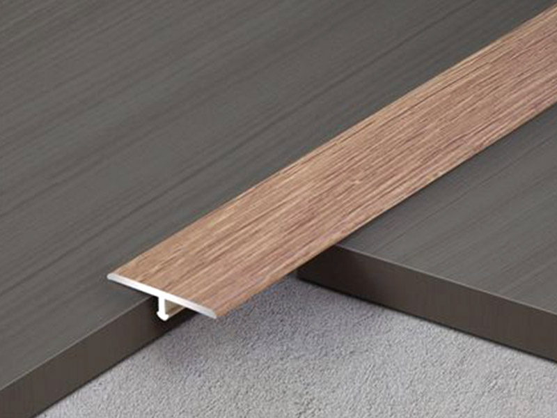 Làm thế nào để bạn cài đặt một dải chuyển tiếp-đúc T?