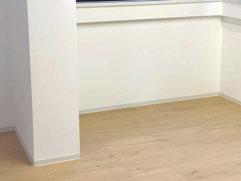 Tấm v&aacute;n ch&acirc;n tường tự d&iacute;nh