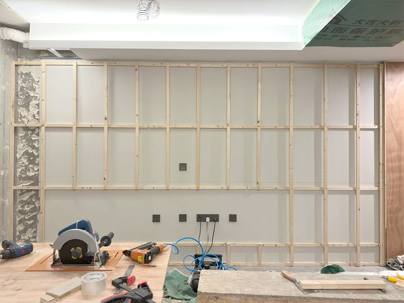 Lắp đặt c&aacute;c gi&aacute; đỡ bằng gỗ trước, sau đ&oacute; lắp c&aacute;c tấm tường.