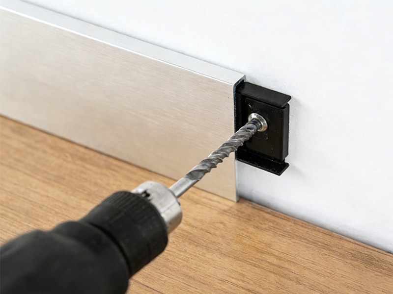 Lắp đặt tấm ốp chân tường bằng nhôm bằng kẹp hoặc keo cho những đường thẳng
