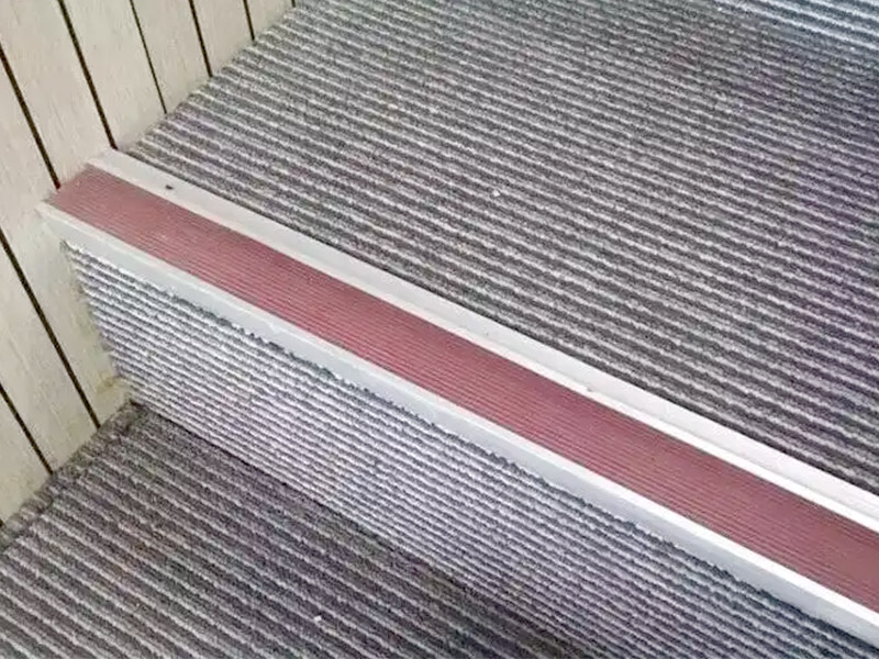 Bảng váy cầu thang có cần thiết không?