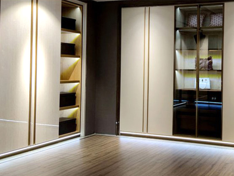 Bạn có thể đặt đèn LED trên ván chân tường?