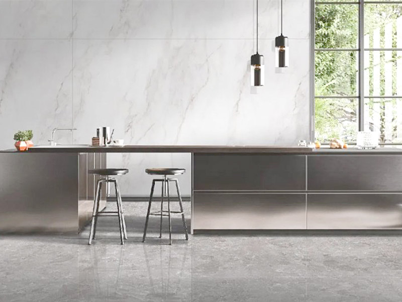 Bức tường nhà bếp bao phủ thay vì gạch