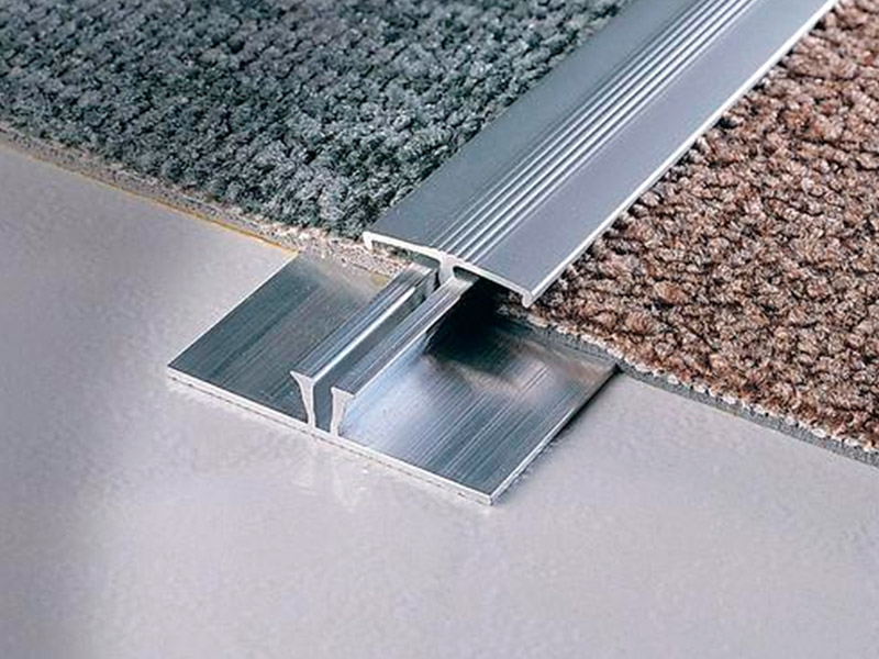 Dải kim loại giữa những tấm thảm được gọi là gì?